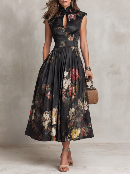 Robe Midi Plissée en Soie Noire avec Imprimé Floral et Col Haut à Découpe en Goutte pour Femmes
